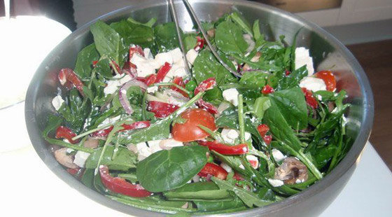 Salat med Spinat, Rucola, Feta & Rødløg opskrift